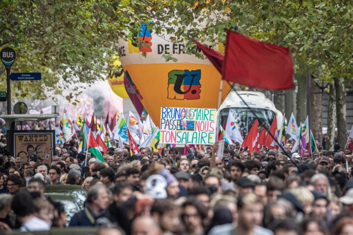 Milers de persones participen en una manifestació a París (fotografia: EFE).
