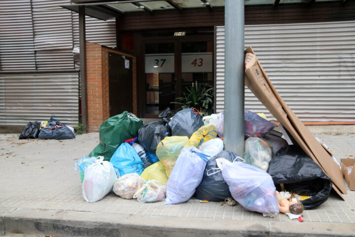 Bosses d'escombraries acumulades davant d'un bloc de pisos de Sant Sadurní d'Anoia durant la vaga de recollida porta a porta (fotografia: ACN/Gemma Sánchez)
