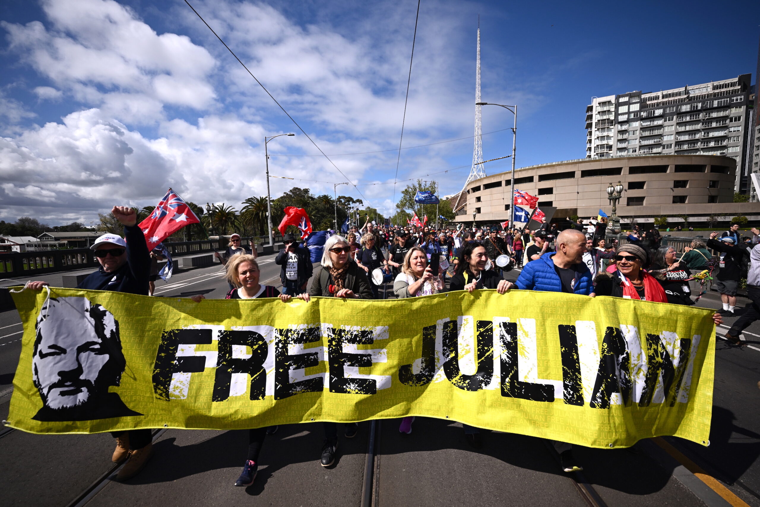 Protesta als afores del parlament britànic per a reclamar la llibertat d'Assange (fotografia: EFE/EPA/Andy Rain).