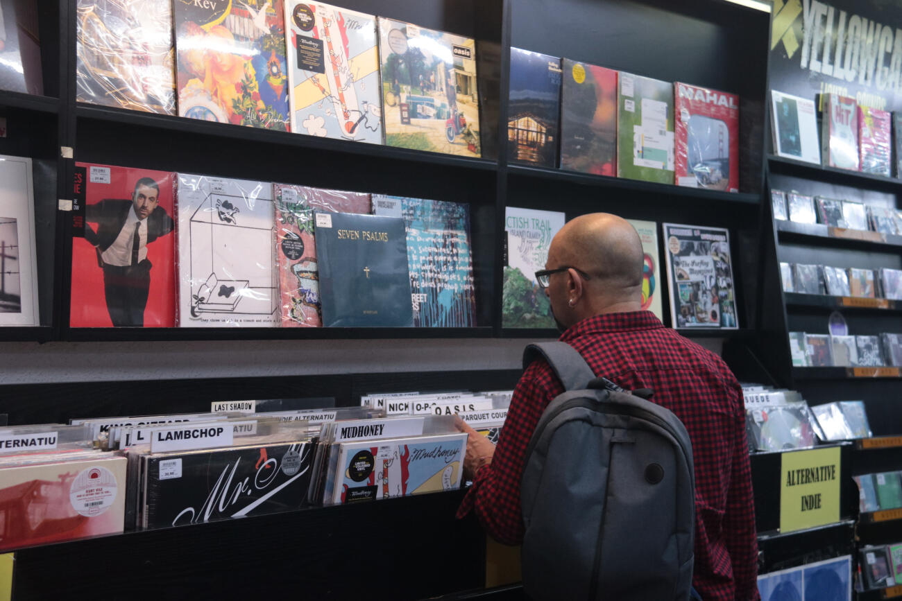 Un client de Discos Revolver a la secció de vinils de la botiga.