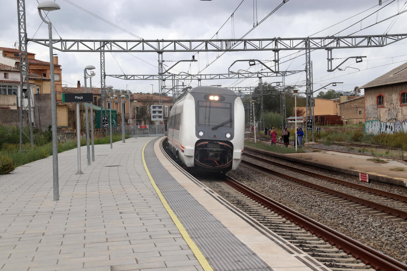 Imatge d'arxiu d'un tren de mitja distància sortint de l'estació de Flaçà en direcció a Barcelona (fotografia: ACN/Aleix Freixas).