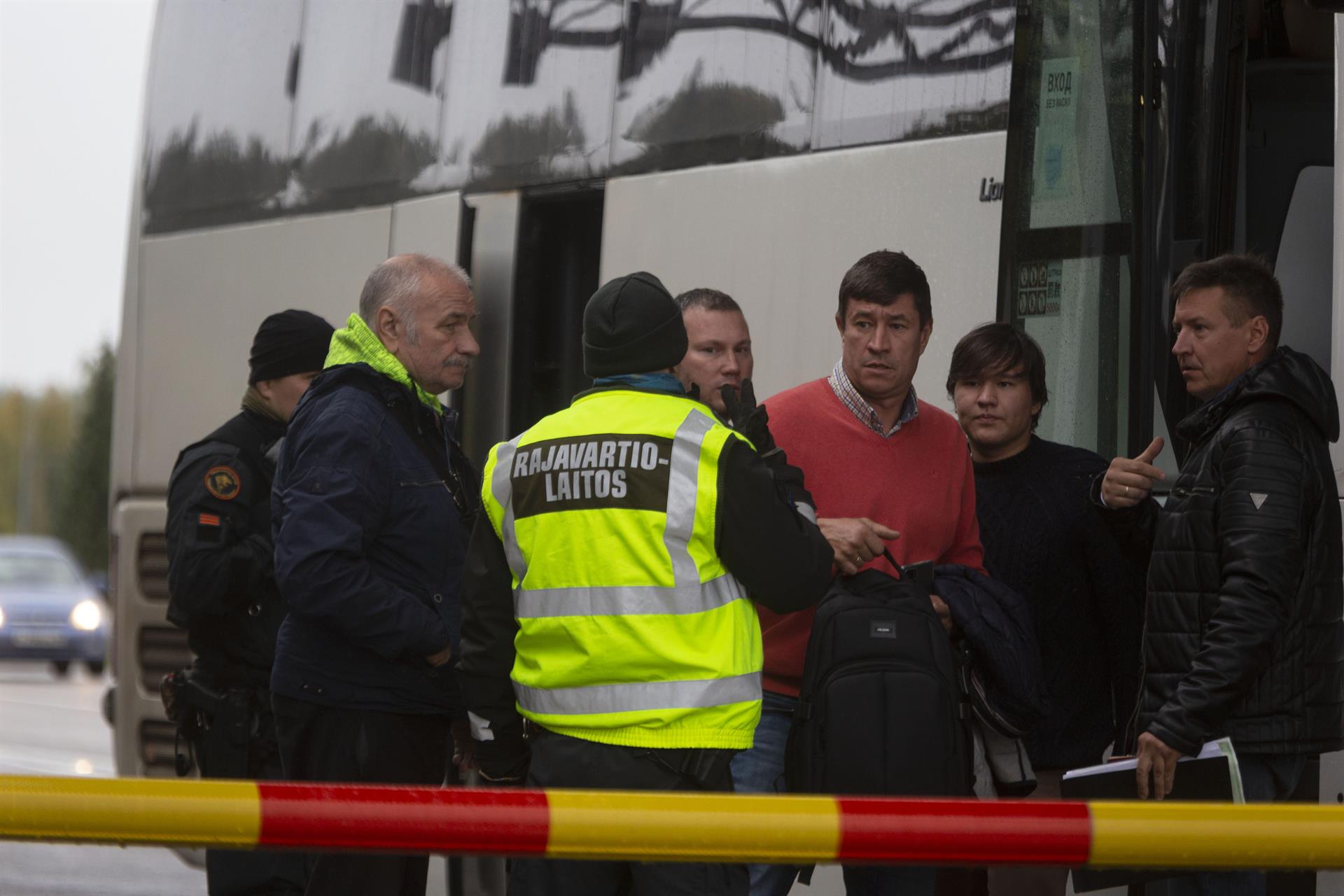 Guàrdies fronterers finlandesos i ciutadans russos en un punt de control (fotografia: Sasu Makinen/Lehtikuva/dpa)