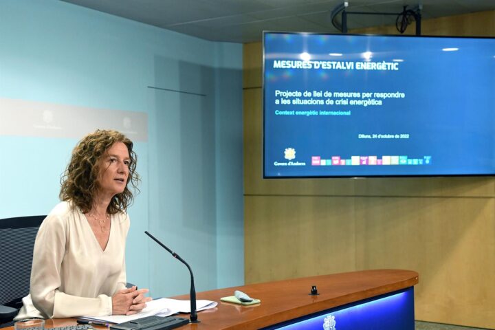 La ministra andorrana Sílvia Calvó durant la presentació de la llei de mesures d'estalvi energètic (fotografia: SFGA)