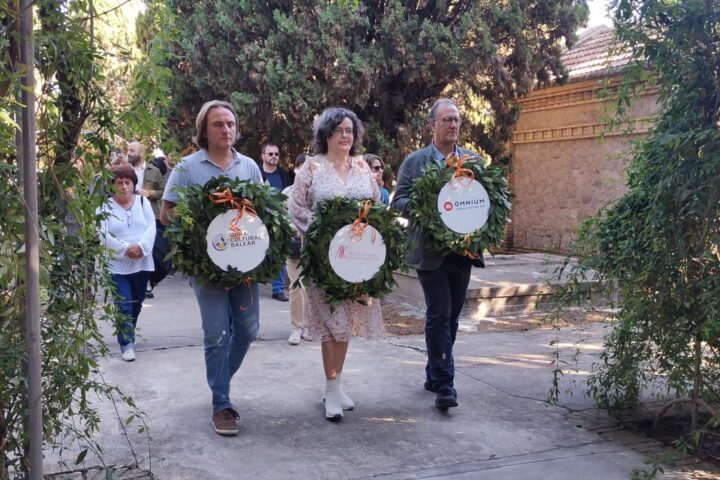 Joan Miralles, Anna Oliver i Xavier Antich, durant l'homenatge a Joan Fuster (fotografia: Òmnium Cultural)