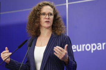 L'eurodiputada Sophie in ‘t Veld, durant la presentació de l'informe (fotografia: Olivier Hoslet).