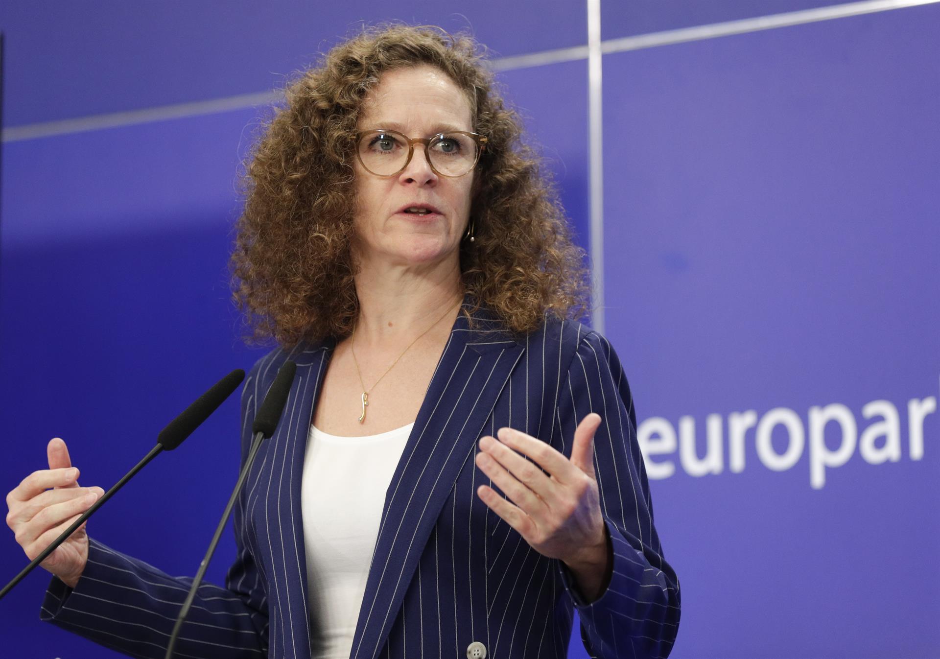 L'eurodiputada Sophie in ‘t Veld, durant la presentació de l'informe (fotografia: Olivier Hoslet).