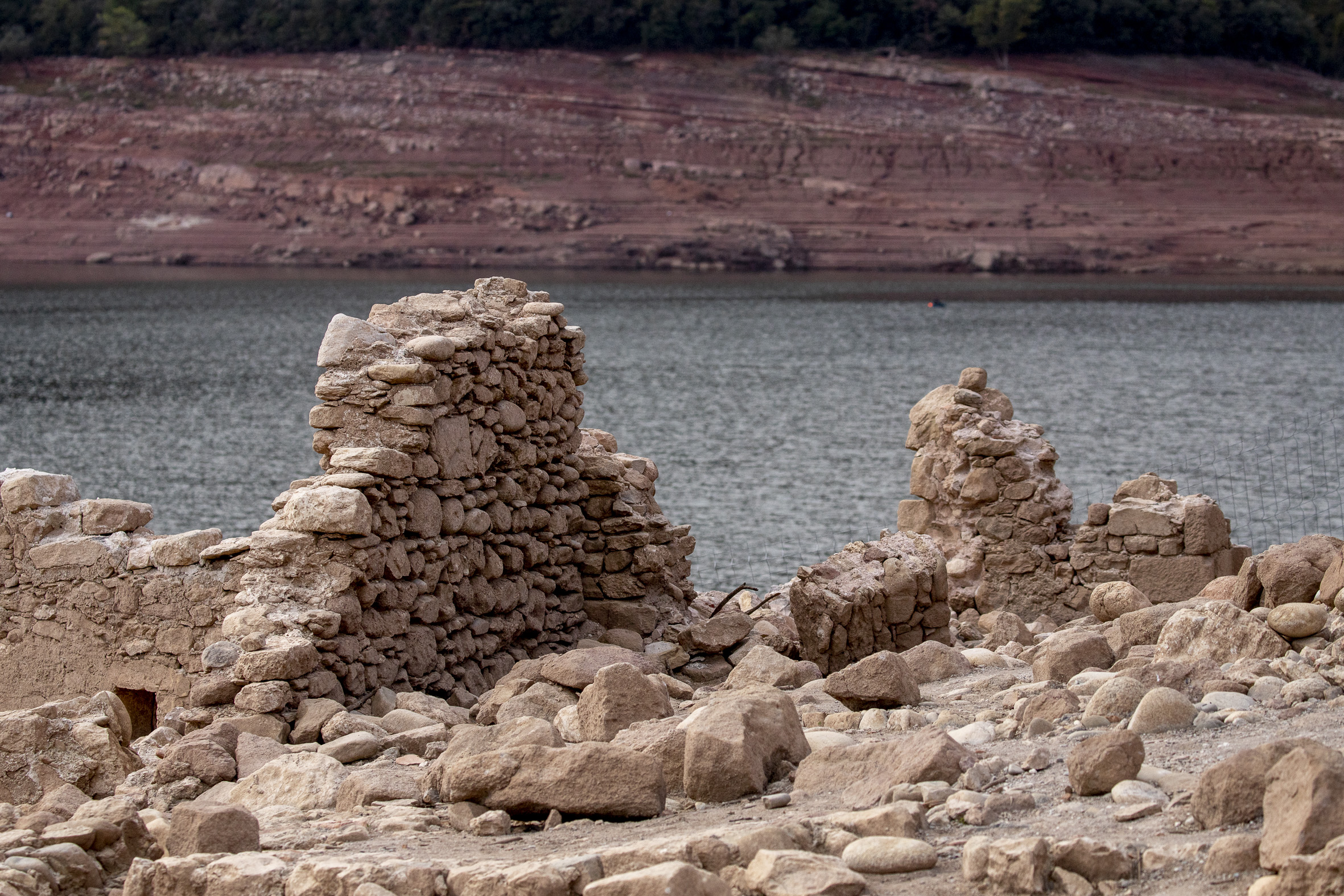La sequera ha deixat al descobert moltes restes del poble de Sant Romà de Sau