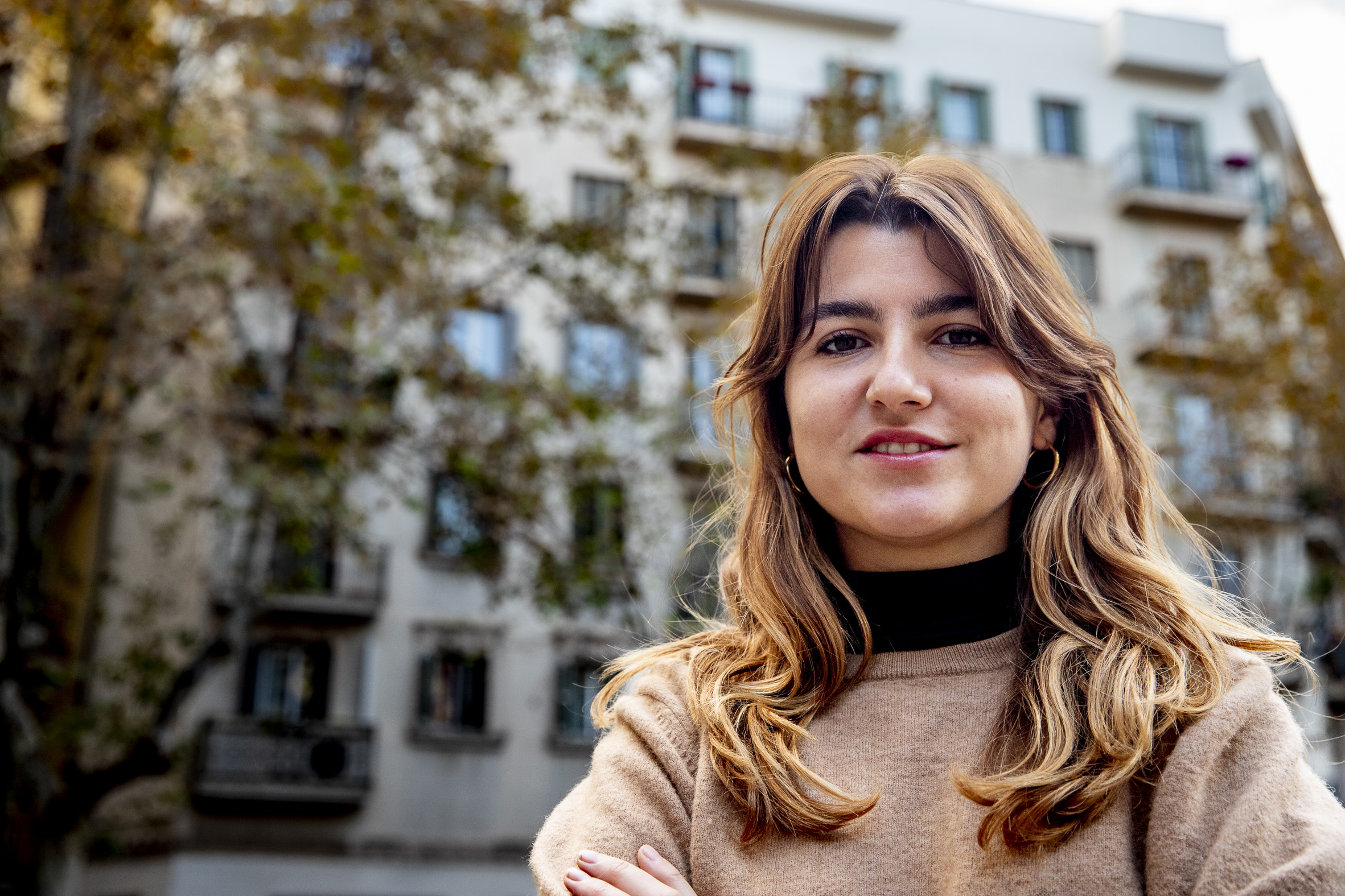 Carme Arcarazo, portaveu del Sindicat de Llogaters, a la cruïlla dels carrers de Diputació i d'Entença. (fotografies: Albert Salamé)