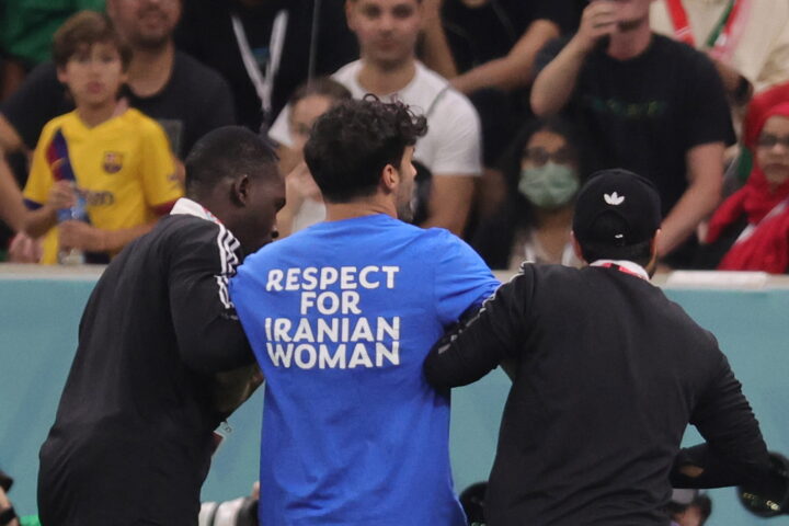 Un espontani salta al camp del Mundial en suport de les dones de l'Iran.