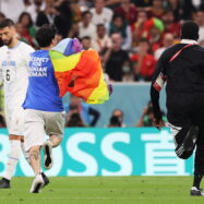 Un espontani irromp en un partit de la Copa del Món a Catar amb la bandera de l’arc de Sant Martí