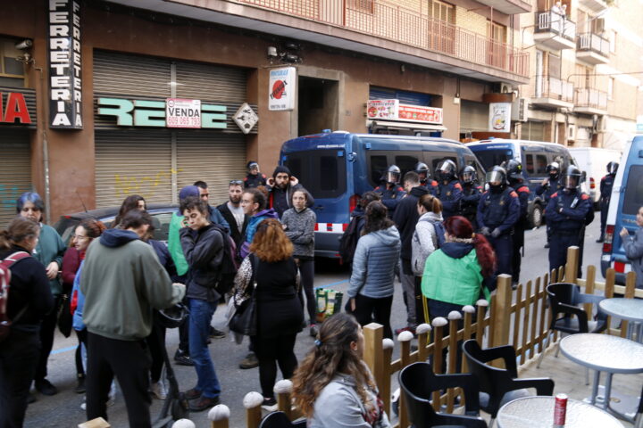 Mossos i membres de la PAH durant el desnonament d'una família a Lleida (fotografia: ACN: Laura Cortés)