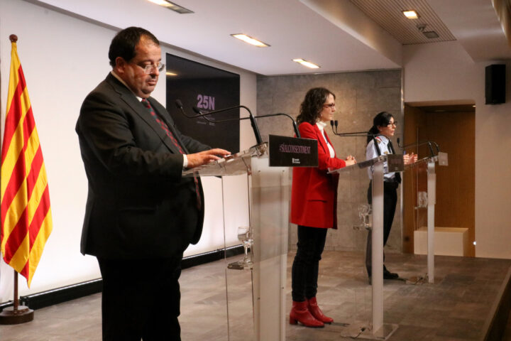 El conseller d'Interior, Joan Ignasi Elena, la consellera d'Igualtat i Feminismes, Tània Verge, i la inspectora dels Mossos, Montserrat Escudé (fotografia: ACN/Eli Don)