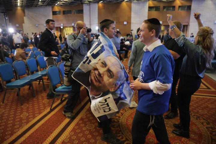 Partidaris de Netanyahu, celebrant els sondatges. (Fotografia d'Abir Sultan)