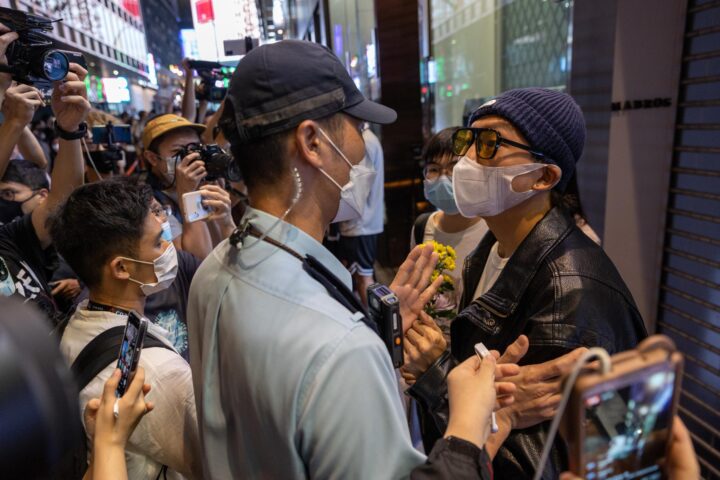 Un manifestant ahir assetjat per la policia mentre protestava a Hong Kong