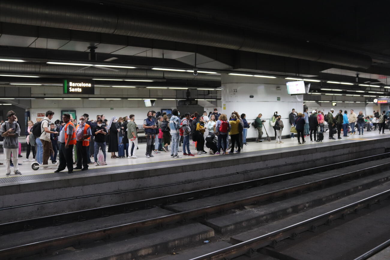 Imatge d'arxiu de passatgers esperant pujar a un tren a Sants