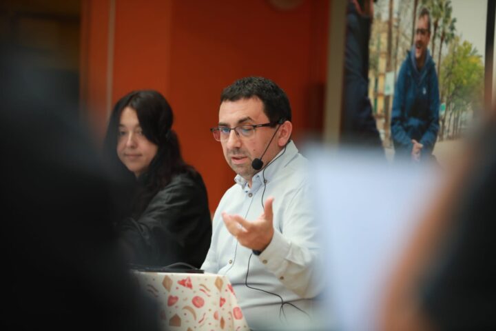 El director de la fundació Arrels, Ferran Busquets, en un moment de la conferència de premsa (fotografia: Juan Lemus)