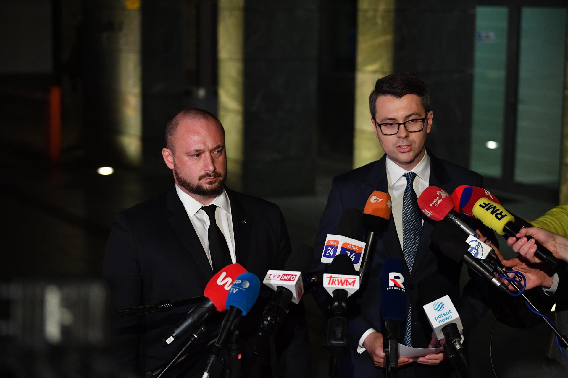 El portaveu del govern polonès Piotr Mueller amb el cap de seguretat nacional Jacek Siewiera. (Fotografia de Radek Pietruszka)