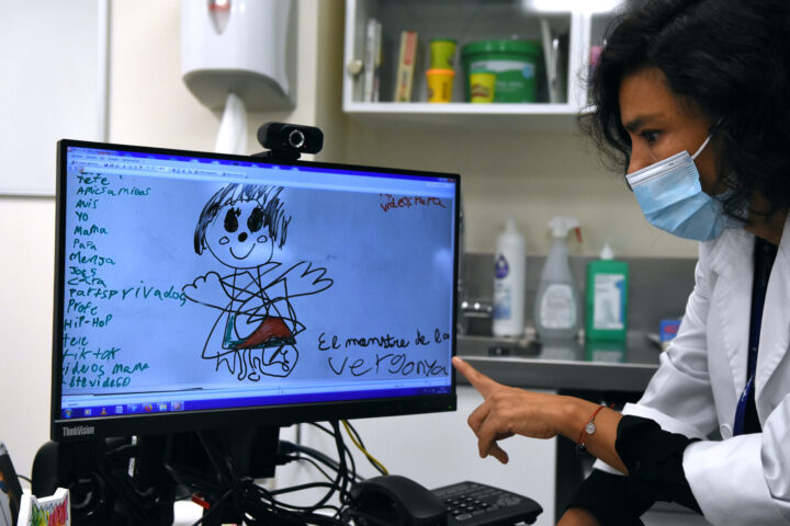 La treballadora social sanitària de la unitat Giuliana Ríos mostra el dibuix d'una de les pacients de la unitat EMMA (fotografia: ACN/Laura Rodríguez)