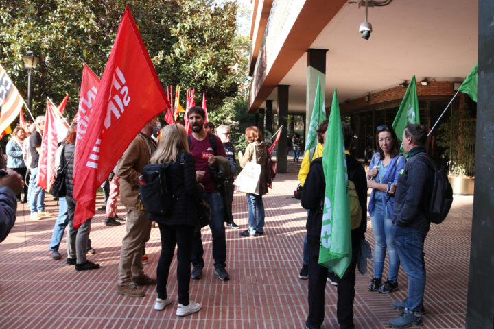 Concentració dels sindicats a les portes del Departament d'Educació (fotografia: ACN/María Belmez)