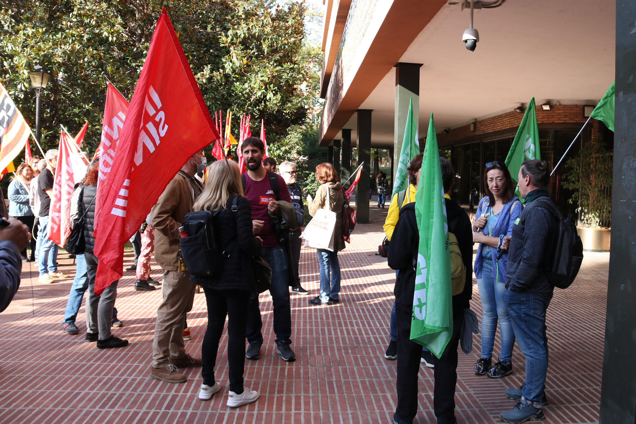 Concentració dels sindicats a les portes del Departament d'Educació (fotografia: ACN/María Belmez)