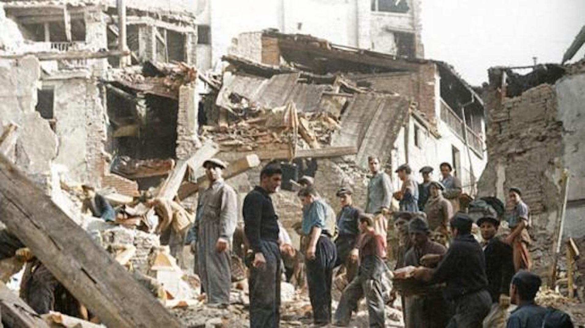 Imatge d'arxiu del bombardament de Lleida (fotografia: Agustí Centelles/Cedida per @CatalunyaColor).