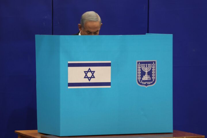 Benjamin Netanyahu votant (fotografia: Abir Sultan).