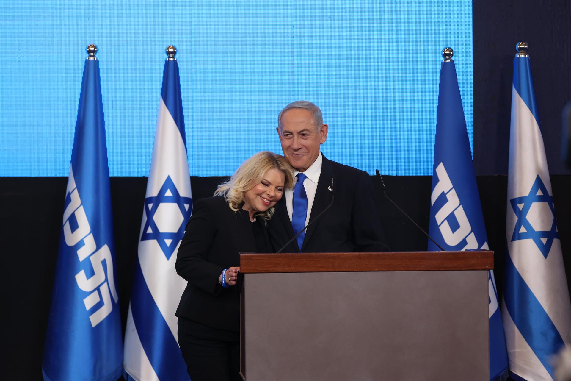 Netanyahu celebra la victòria amb la seva dona, Sara.