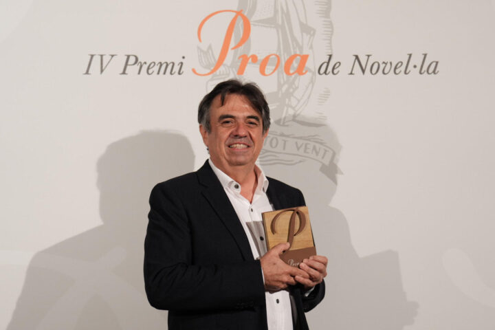L'escriptor Martí Domínguez, quart premi Proa de novel·la.