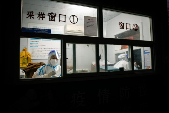 Treballadors sanitaris amb vestits de protecció dins d'un laboratori de COVID-19 a Pequín EFE/EPA/MARK R. CRISTINO
