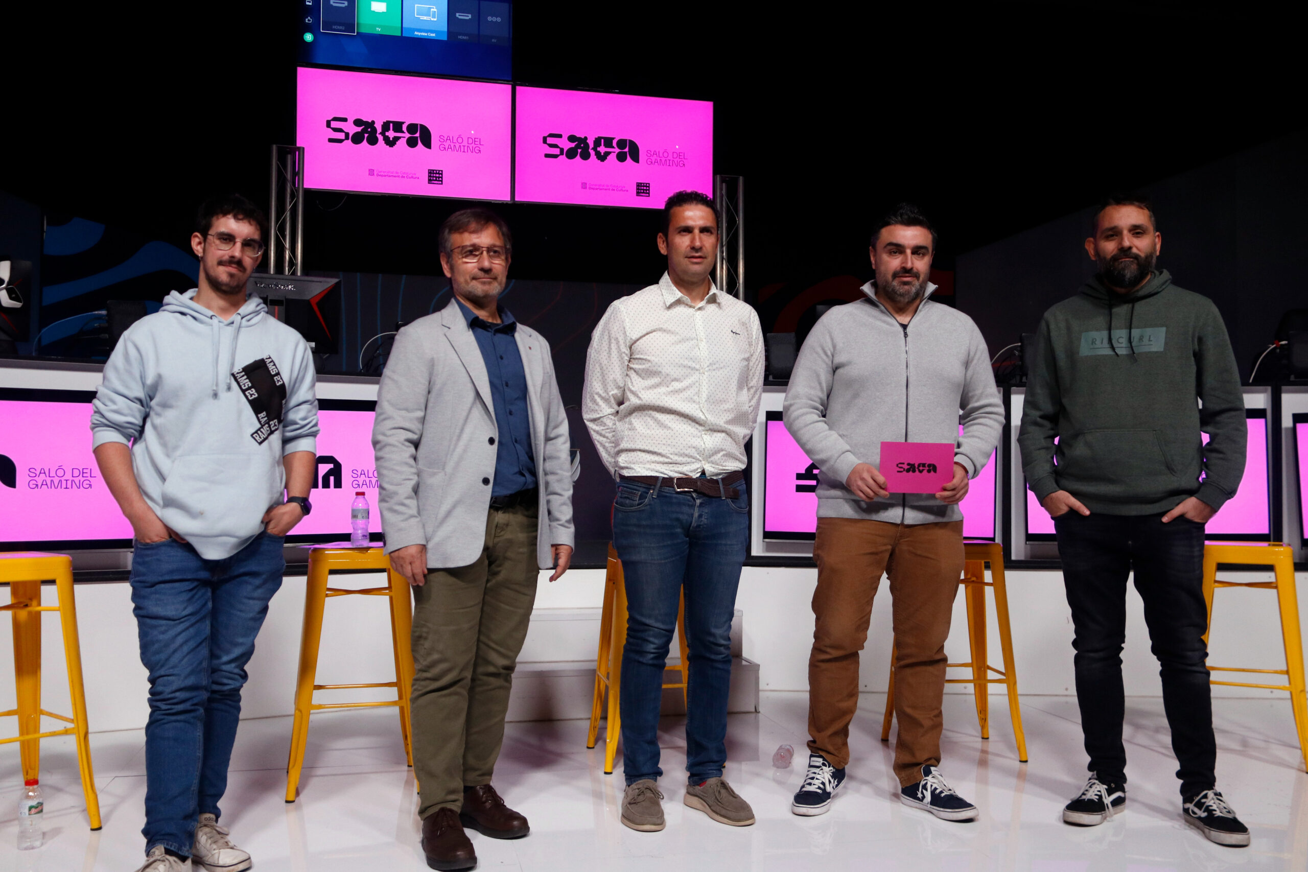 Fotografia de família dels responsables del saló de gamming Saga (fotografia: ACN/Guillem Roset)