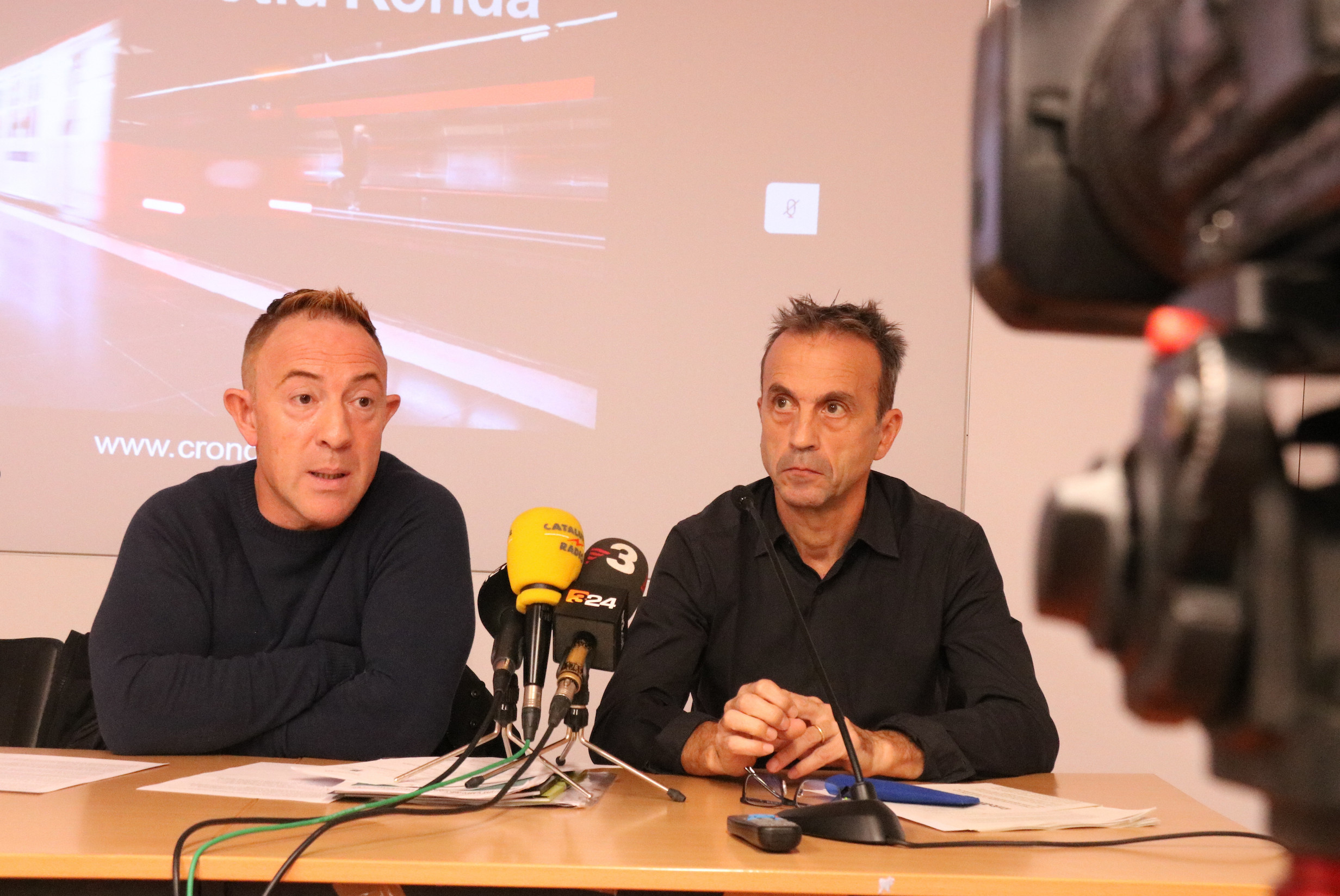 Antonio Rosique, treballador del metro de Barcelona afectat i membre de l'associació, i Ángel Pobo, president de la nova entitat (fotografia: ACN/Norma Vidal)