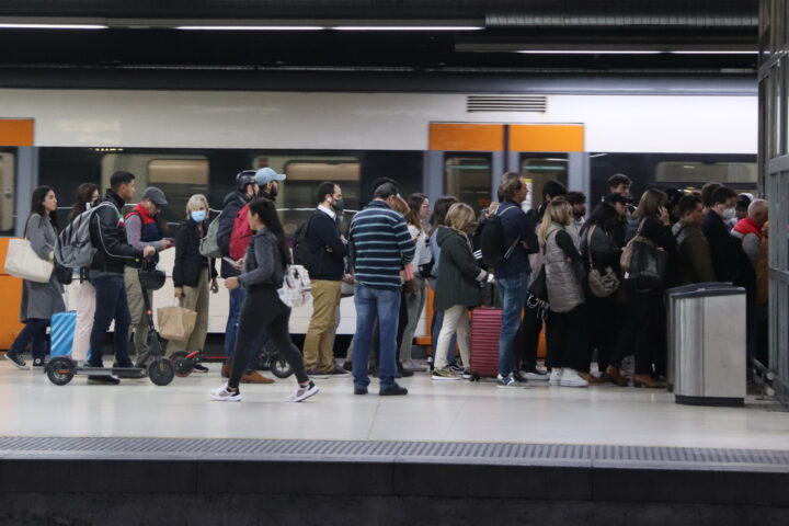 Passatgers esperant a l'andana de l'estació de Sants (fotografia: ACN/Maria Asmarat)