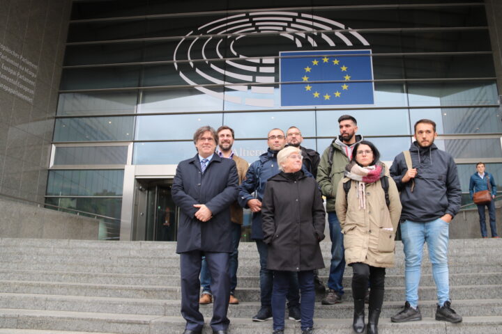 Representants de la Plataforma i els eurodiputats Carles Puigdemont, Toni Comín i Clara Ponsatí a l'entrada del Parlament Europeu (fotografia: ACN/Albert Cadanet)