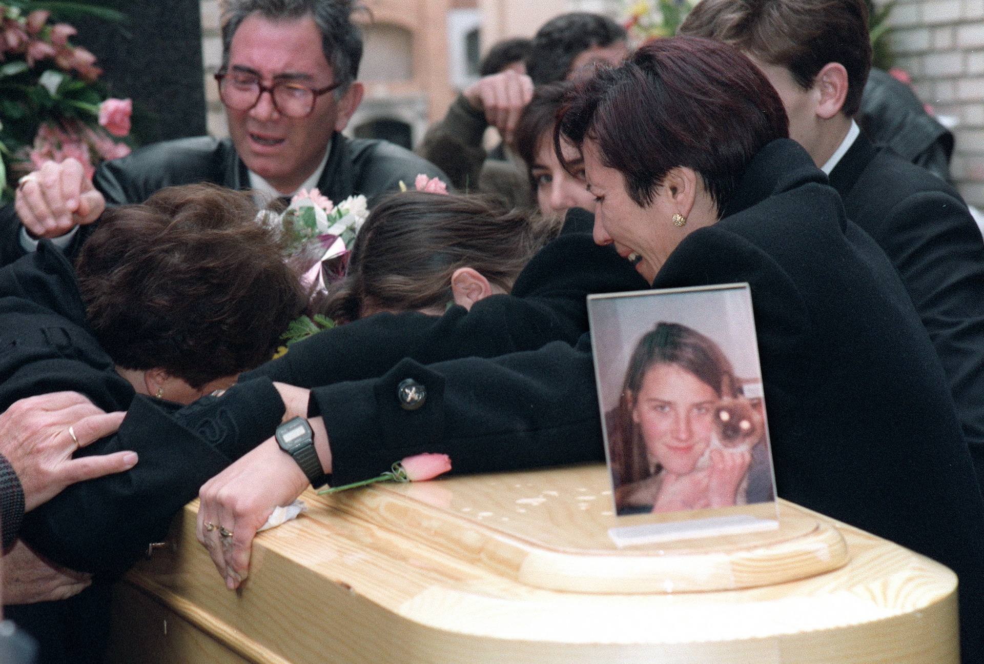 Un moment del soterrar de les xiquetes (Fotografia: EFE / J.C. Cárdenas)