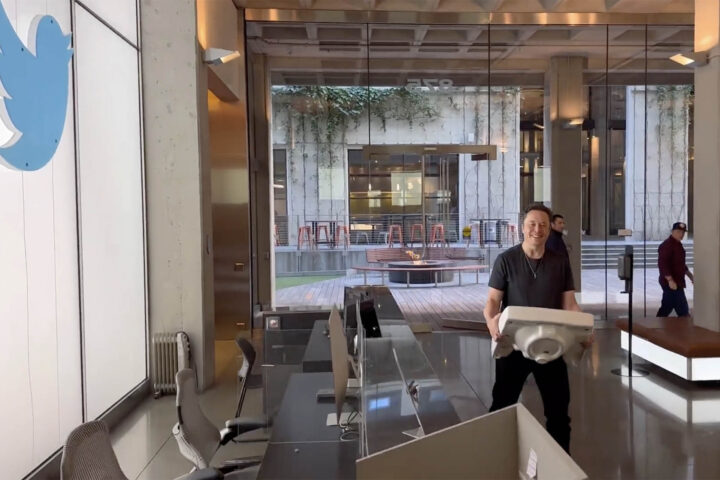 Elon Musk va fer una broma el primer dia com a propietari de Twitter: va entrar a les oficines centrals carregant una aigüera (fotografia: Elon Musk / Twitter).