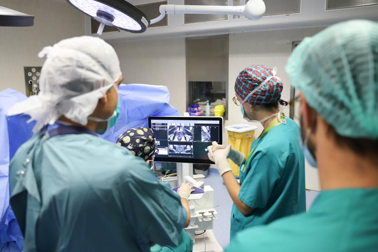 Imatge d'arxiu d'un equip mèdic de l'Hospital Germans Trias atén un pacient amb càncer de pròstata