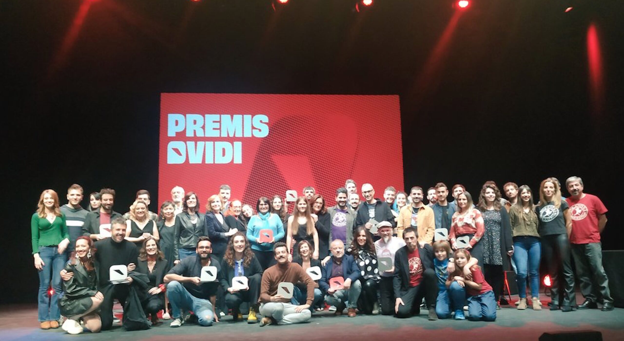 Fotografia de família de tots els guardonats en la gala dels premis Ovidi (fotografia: Vicent Xavier Contrí)