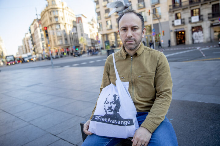 Adrià Devant a la plaça de la Universitat de Barcelona, amb una bossa que duu el lema #FreeAssange (fotografia: Albert Salamé).