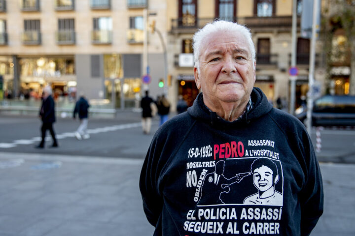 Juanjo Álvarez, pare de Pedro Álvarez, duu una dessuadora de denúncia de l'assassinat del seu fill a la plaça de la Universitat de Barcelona.