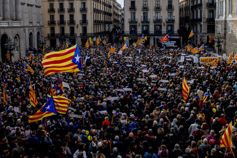 L’ANC, Òmnium i el CxR convoquen una manifestació contra la cimera Sánchez-Macron