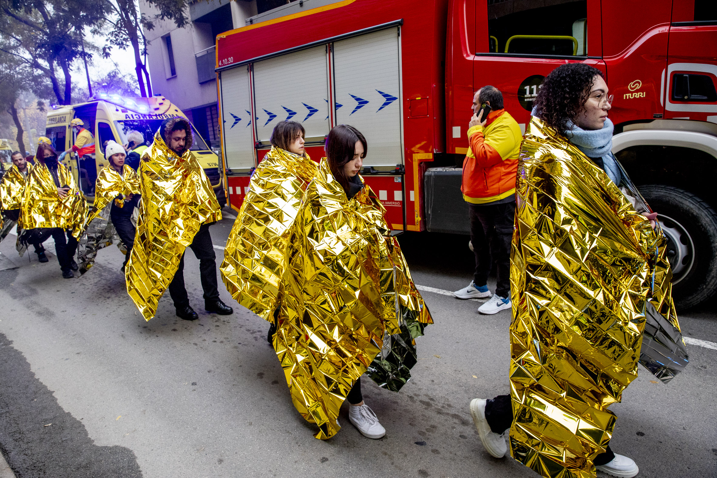 Alguns dels ferits lleus després de ser atesos pel SEM a l'estació de Montcada i Reixac (fotografia d'Albert Salamé)