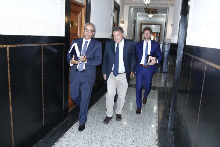 Abderrahim Atmoun, Antonio Panzeri i Francesco Giorgi, alguns dels principals implicats en l'escàndol de corrupció al Parlament Europeu, en una visita al Marroc