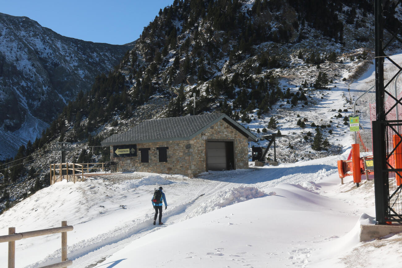 Un excursionista caminant per Vallter en un entorn nevat