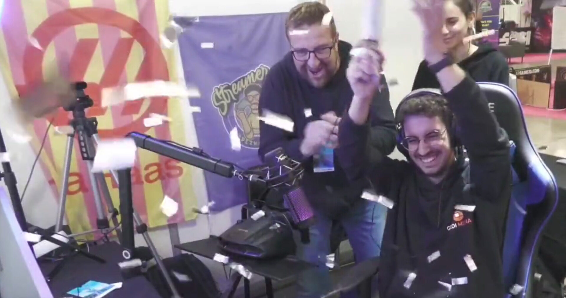 Captura de pantalla del moment en què Norman López celebra la fita històrica