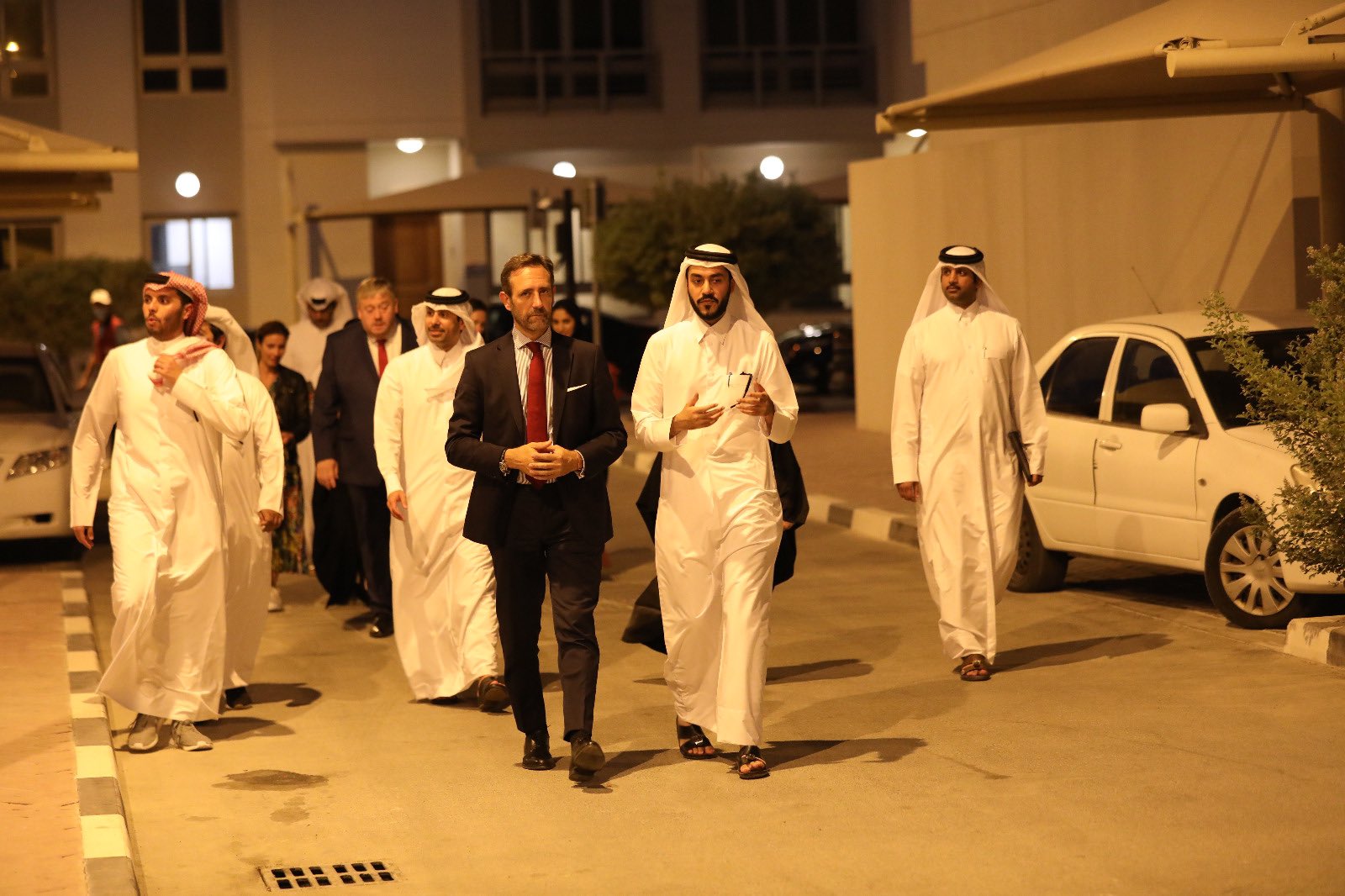 L'eurodiputat de Ciutadans en plena visita a Doha amb un seguici de les autoritats locals. Al mig del grup, amb corbata vermella, hi ha Marc Tarabella
