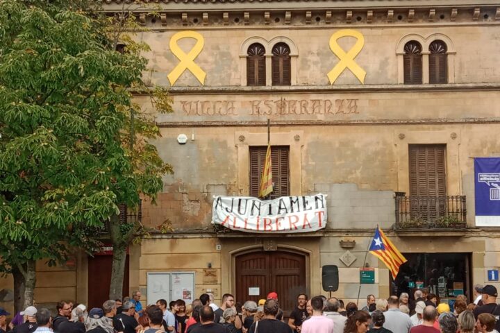 Un moment de l'acció de territori alliberat a Folgueroles (fotografia: Desobediència Civil Catalunya).