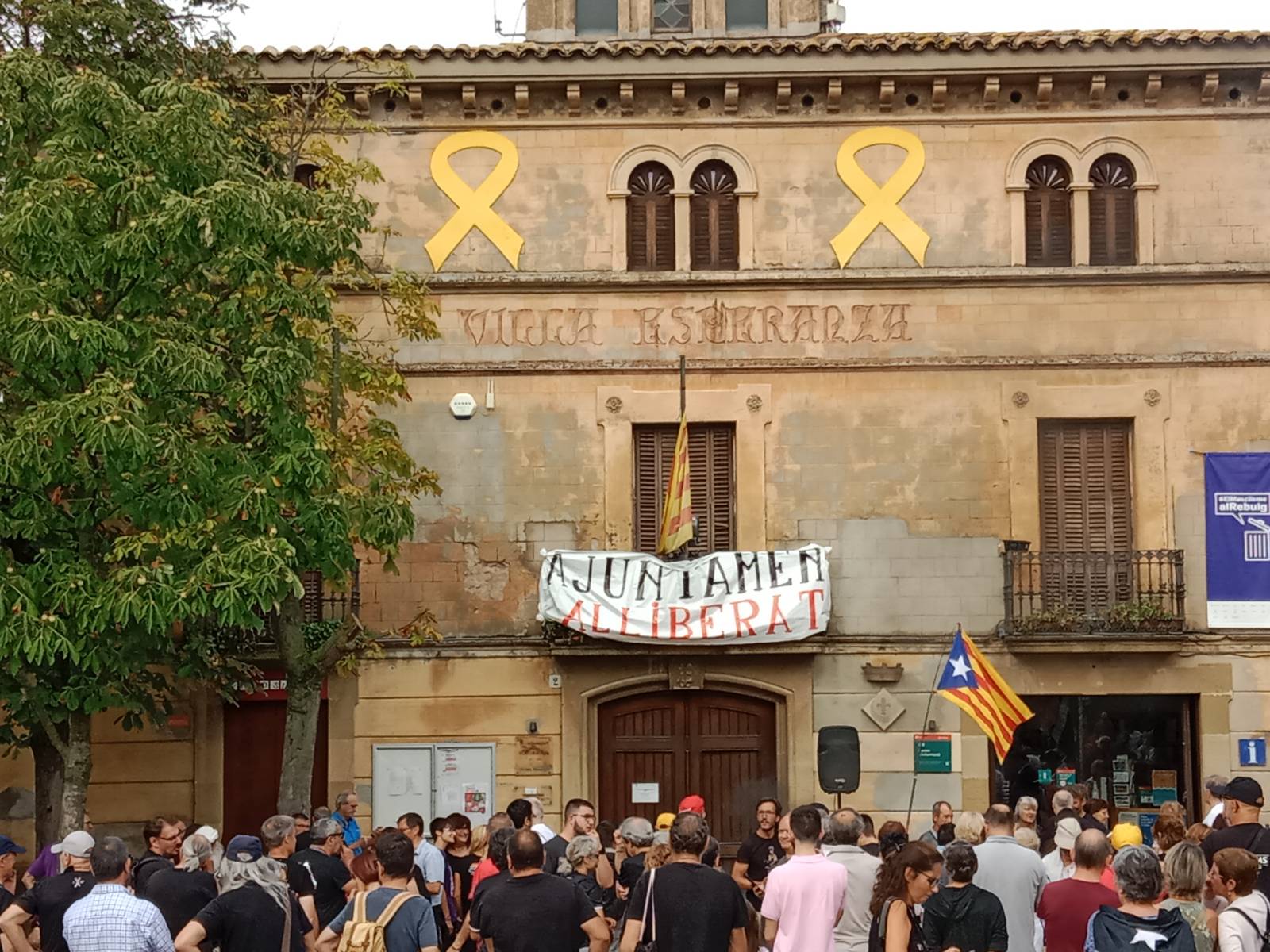 Un moment de l'acció de territori alliberat a Folgueroles (fotografia: Desobediència Civil Catalunya).