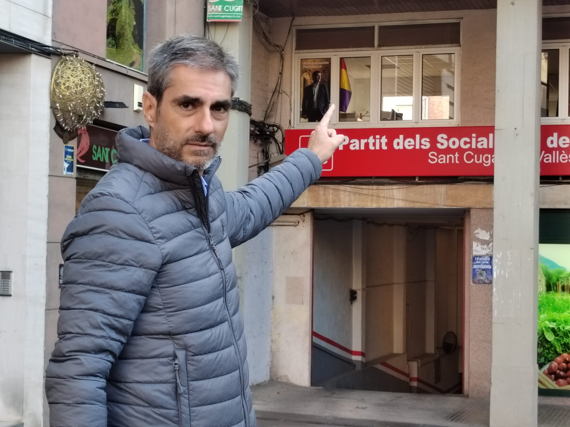 Oro-Pulido assenyalant una bandera espanyola republicana en una seu del PSC de Sant Cugat del Vallès.