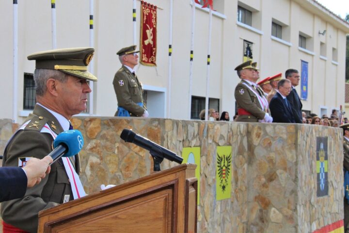 El general Fernando Rocha i Castilla durant l'acte oficial (fotografia: @COMGECEU_ET)