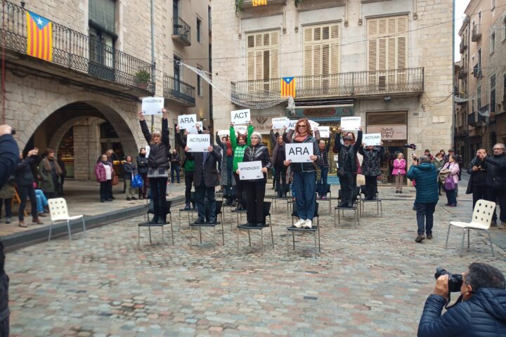 Imatge de l'acció a favor d'Assange a la plaça del Vi de Girona (fotografia: Salvador Ribot)